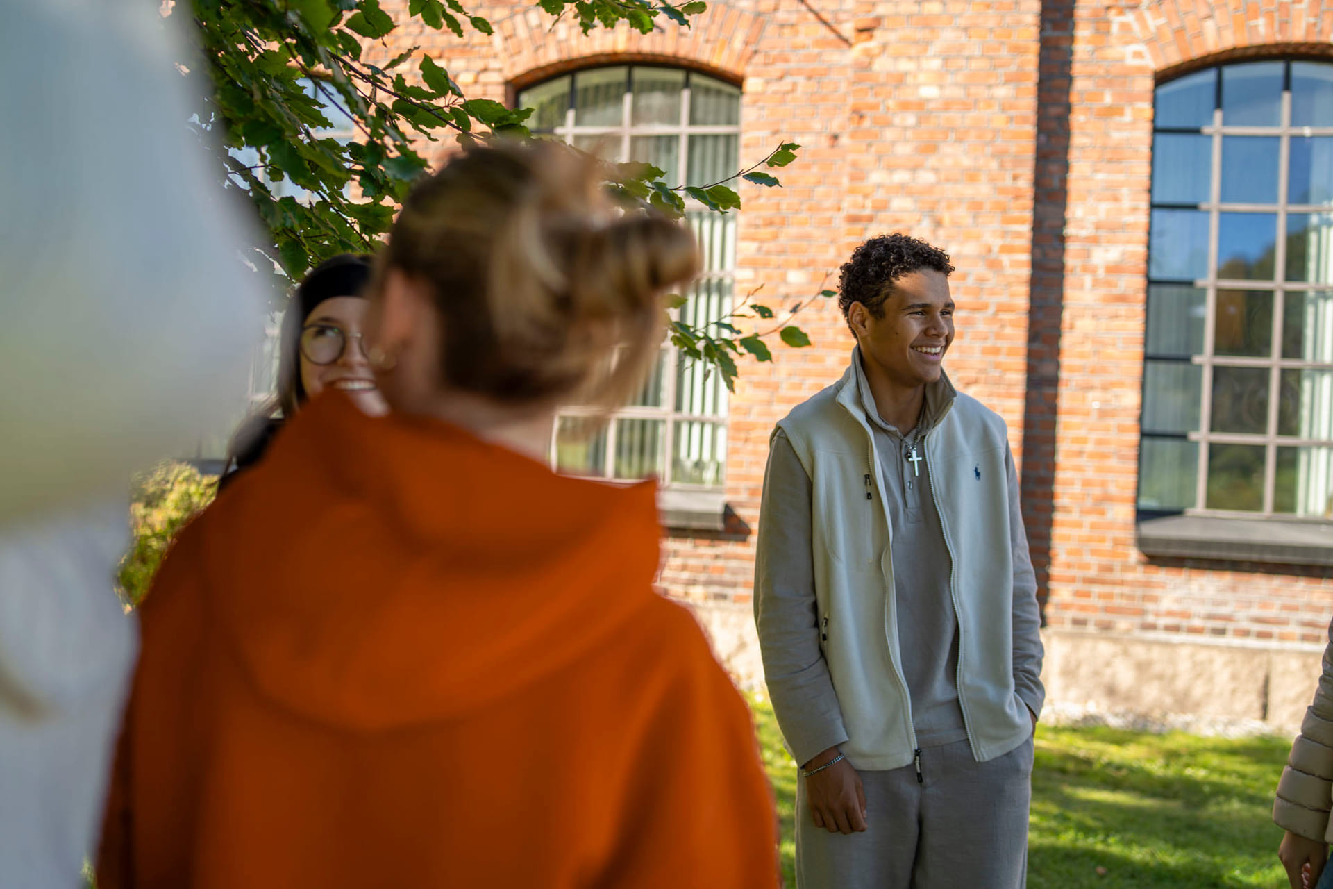 Elever står utenfor skolen på Akademiet VGS Drammen Sundland