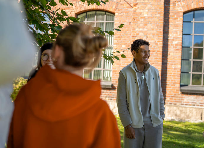 Elever står utenfor skolen på Akademiet VGS Drammen Sundland