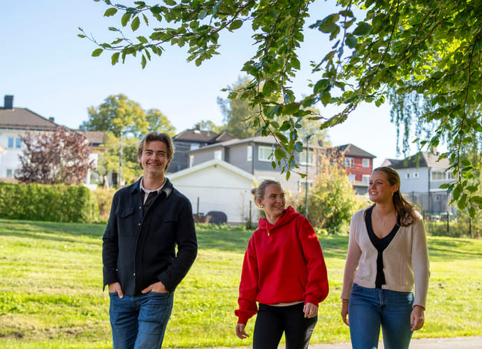Elever står utenfor skolen på Akademiet VGS Drammen Sundland
