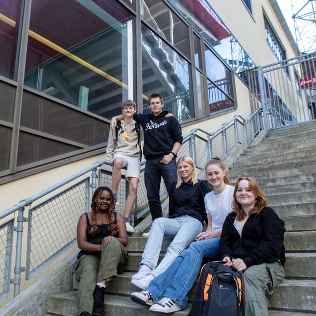Elever på Akademiet VGS Fredrikstad sitter i trappa