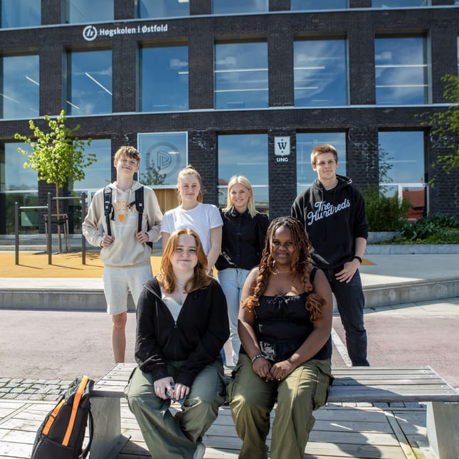 Elever på Akademiet VGS Fredrikstad står utenfor skolen