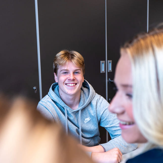 Elev på Akademiet VGS Fredrikstad smiler