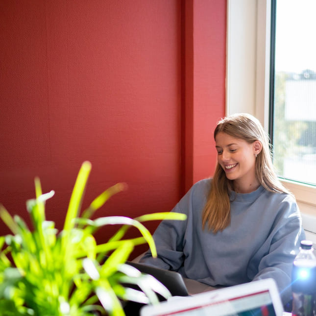 Elev jobber med skole på Akademiet VGS Heltberg Bislett