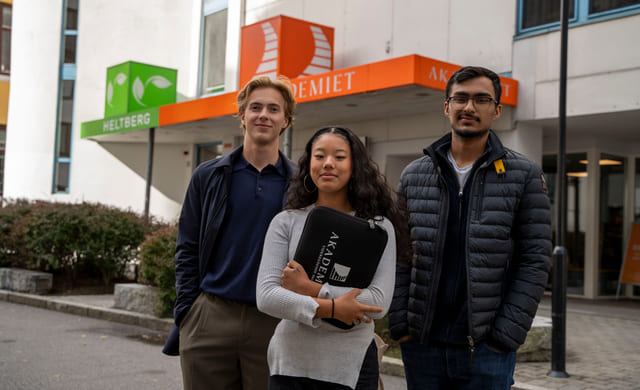Tre elever utenfor Akademiet i Oslo