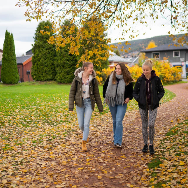 Tre elever går langs elva på Akademiet VGS Heltberg Drammen