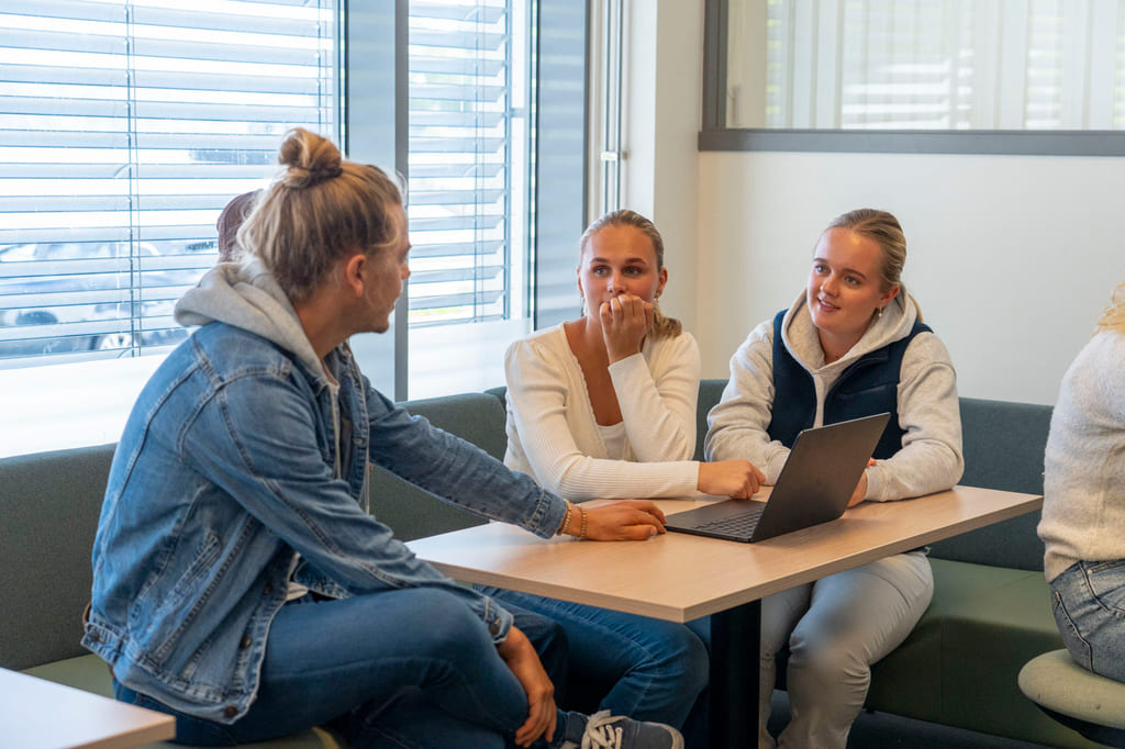 Lærer og elever på Akademiet VGS Kristiansand