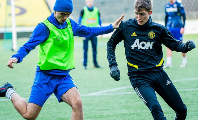 Fotballduell på trening.