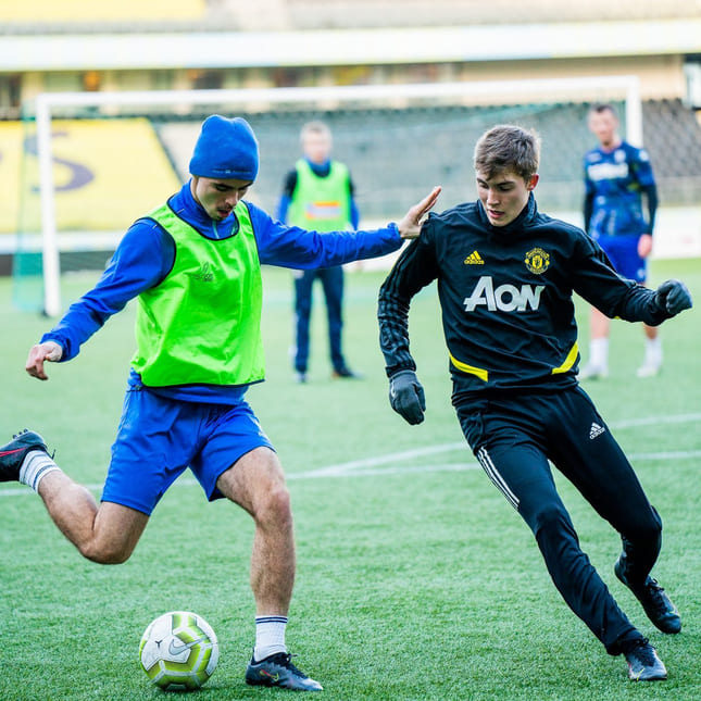 Fotballduell på trening.