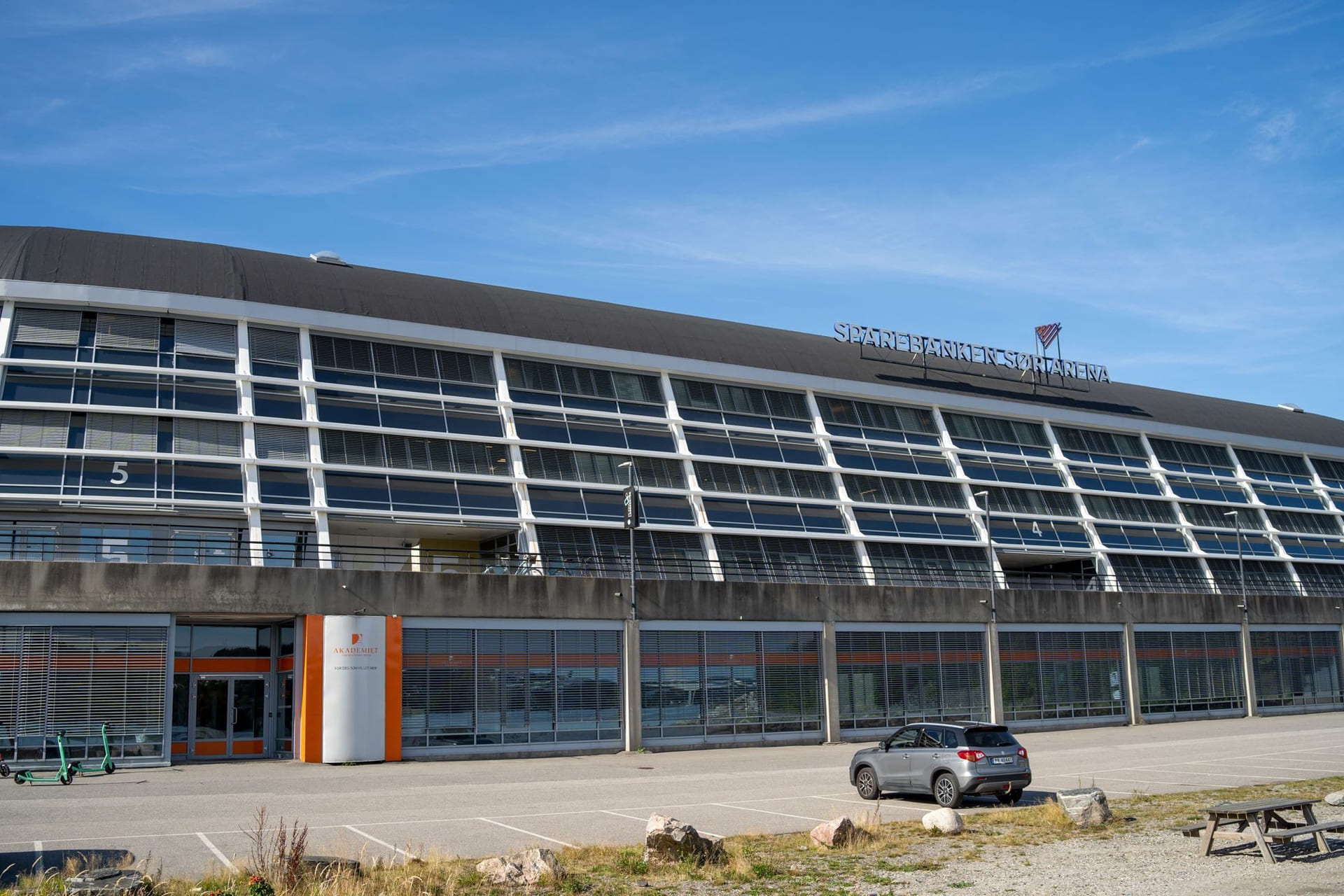 Utenfor stadion på Akademiet VGS Kristiansand