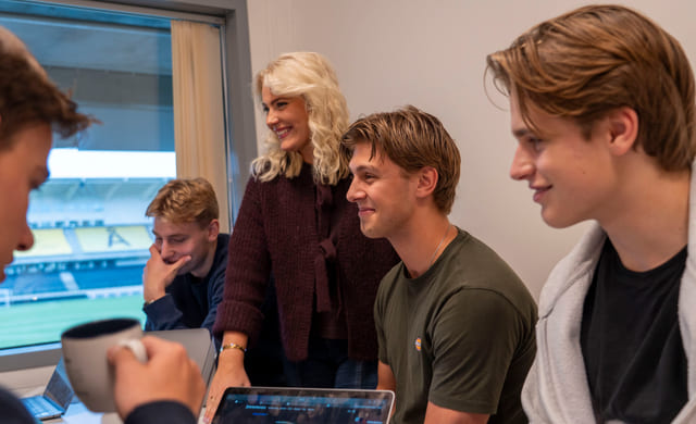 Elever jobber i studietid på Akademiet VGS Kristiansand.