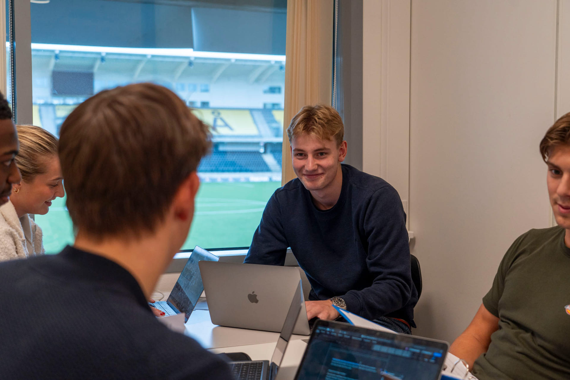 Elever jobber i studietid på Akademiet VGS Kristiansand.