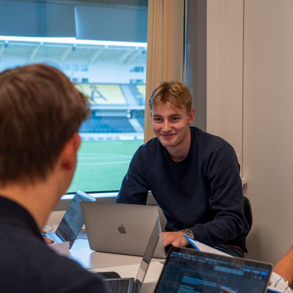Elever jobber i studietid på Akademiet VGS Kristiansand.