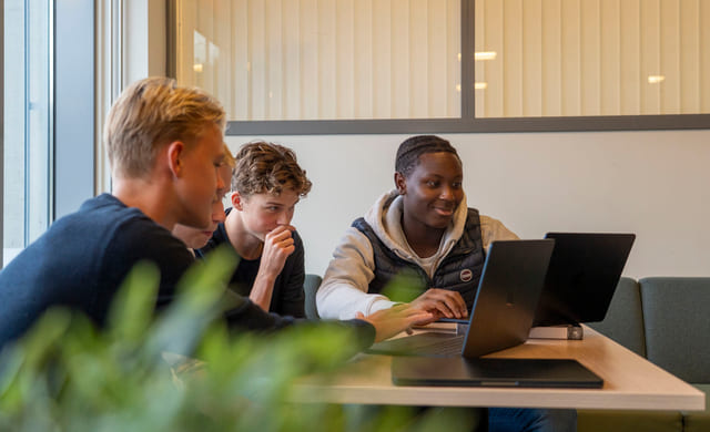 Elever jobber i studietid på Akademiet VGS Kristiansand.