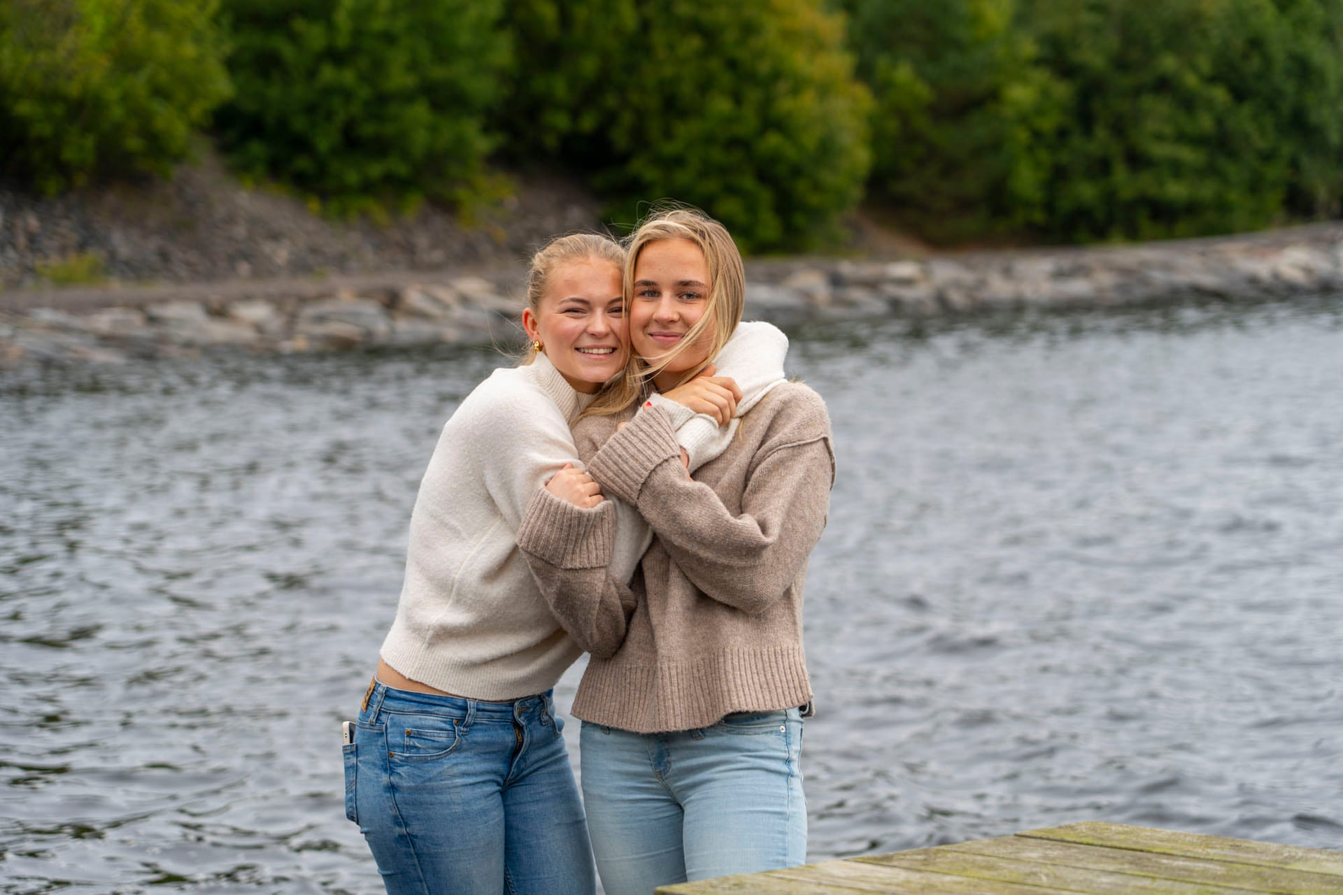 Elever går utenfor Akademiet VGS Kristiansand.