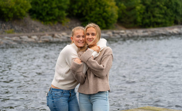 Elever går utenfor Akademiet VGS Kristiansand.
