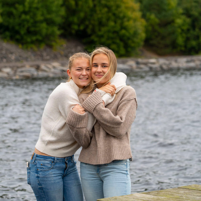 Elever går utenfor Akademiet VGS Kristiansand.