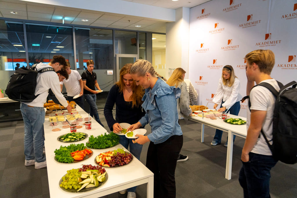 Elever forsyner seg med lunsj på Akademiet VGS Kristiansand