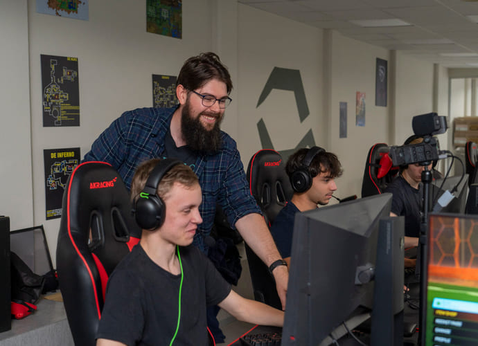 Lærer i e-sport underviser elevene på Akademiet VGS Oslo.