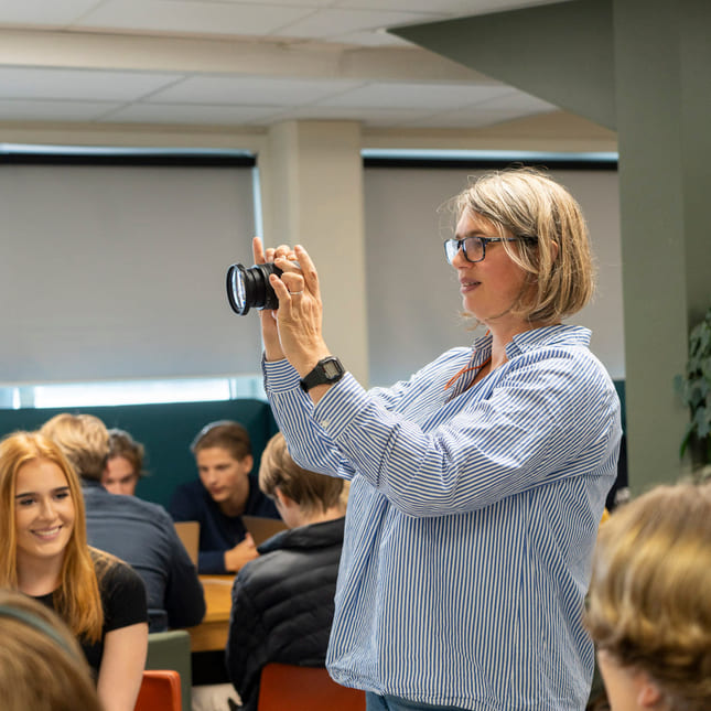 Lærer underviser i kamerateknikk på Akademiet VGS Oslo.