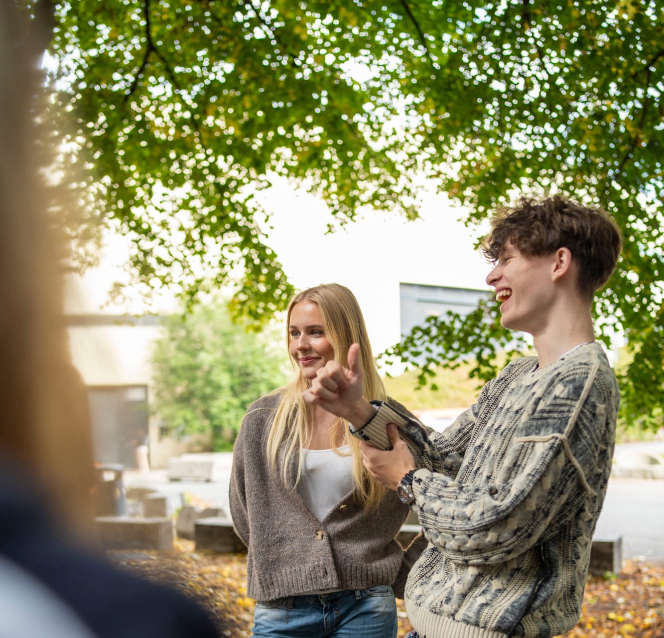 Elever står utenfor Akademiet VGS Oslo