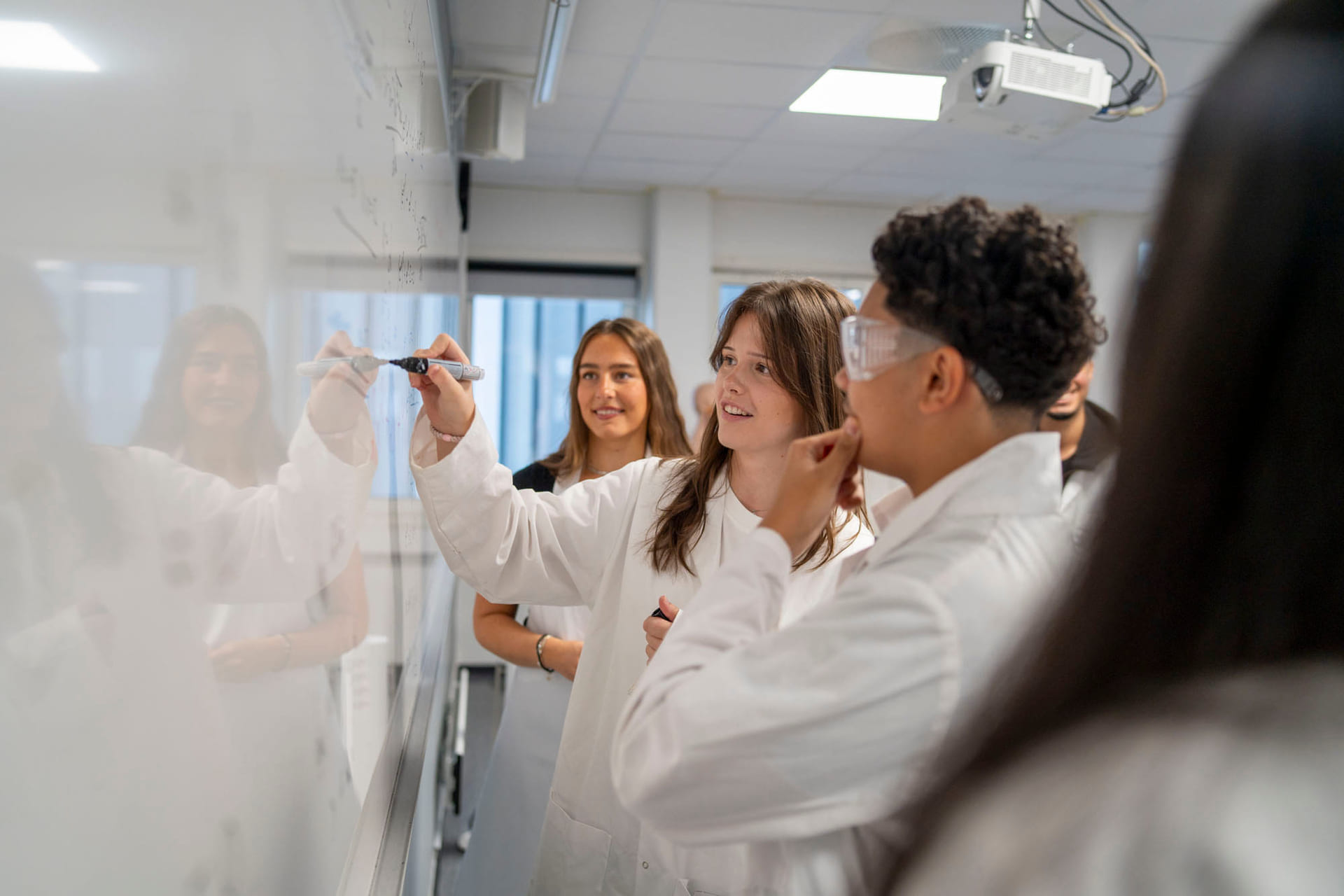 Elever i laboratoriet på Akademiet VGS Oslo