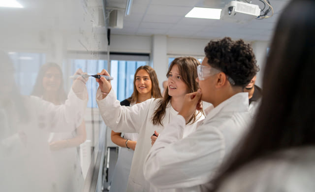 Elever i laboratoriet på Akademiet VGS Oslo