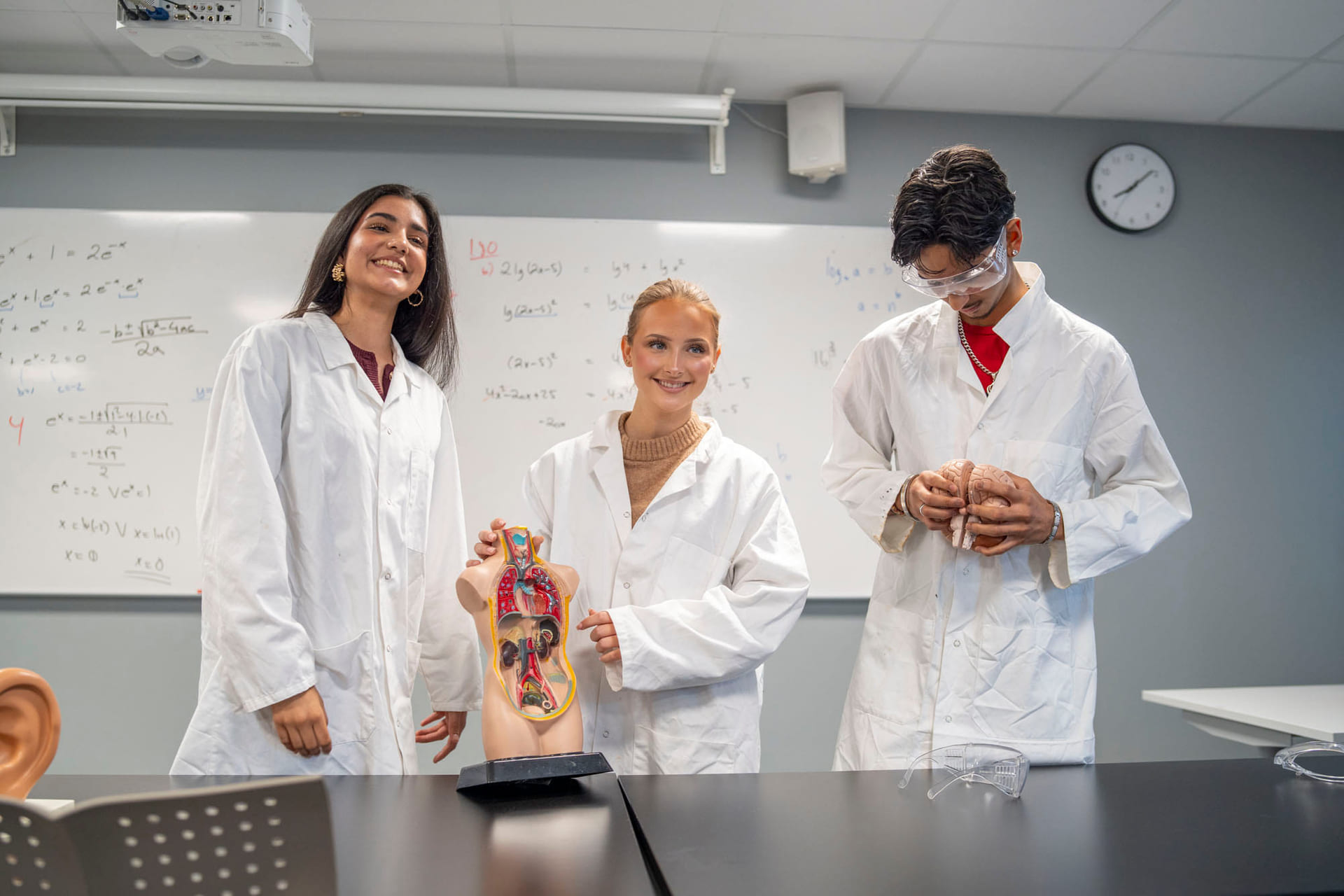 Elever i laboratoriet på Akademiet VGS Oslo