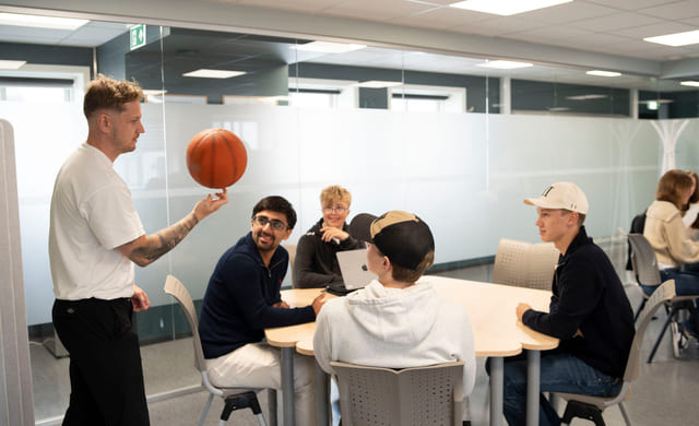 Lærer og elever på Akademiet VGS Oslo
