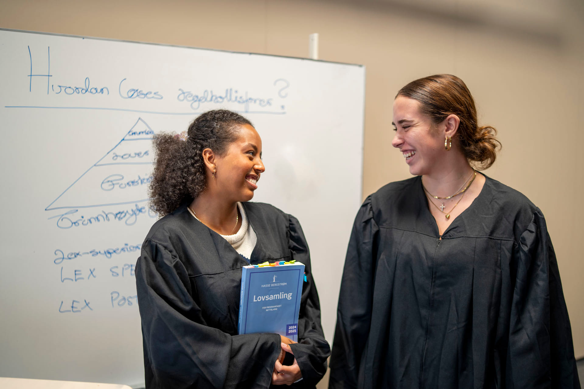 To elever studerer juss på Akademiet VGS Oslo