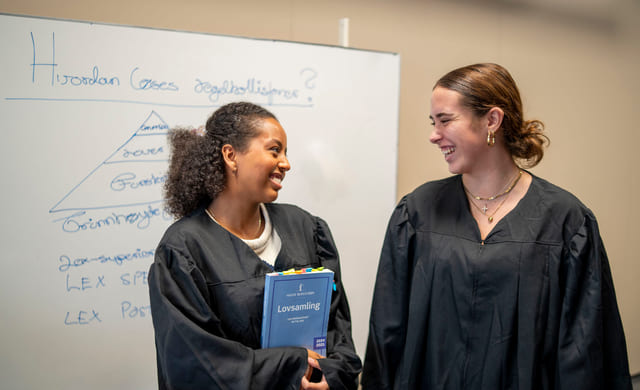 To elever studerer juss på Akademiet VGS Oslo