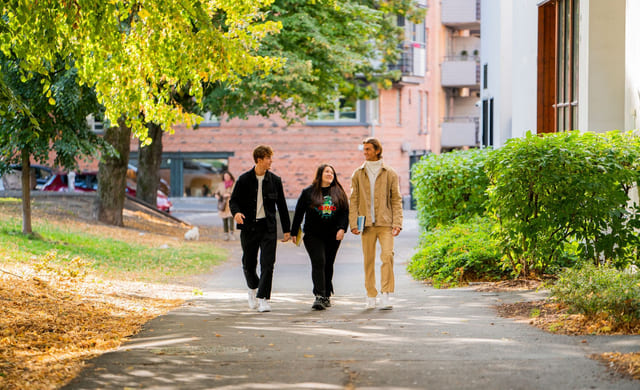 Elever går utenfor Akademiet VGS Oslo