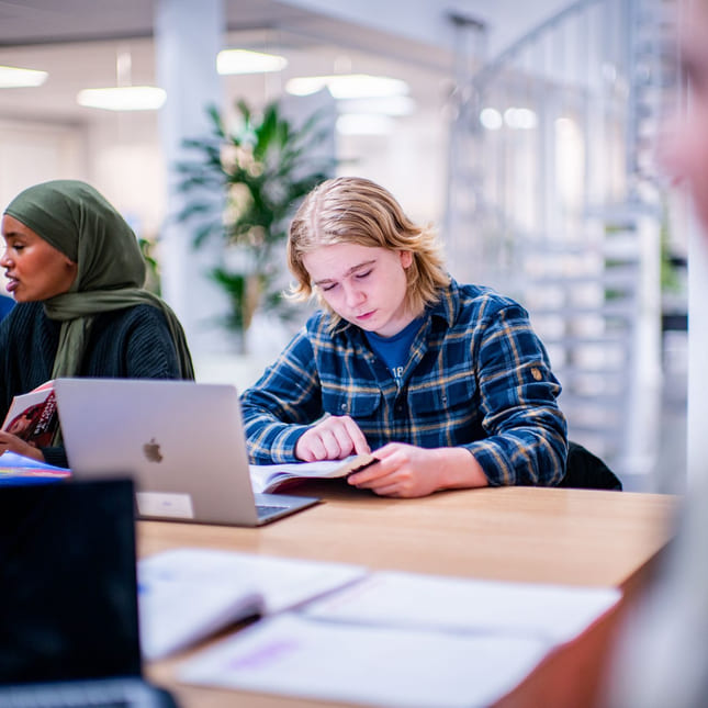 Elev jobber fokusert på Akademiet VGS Oslo