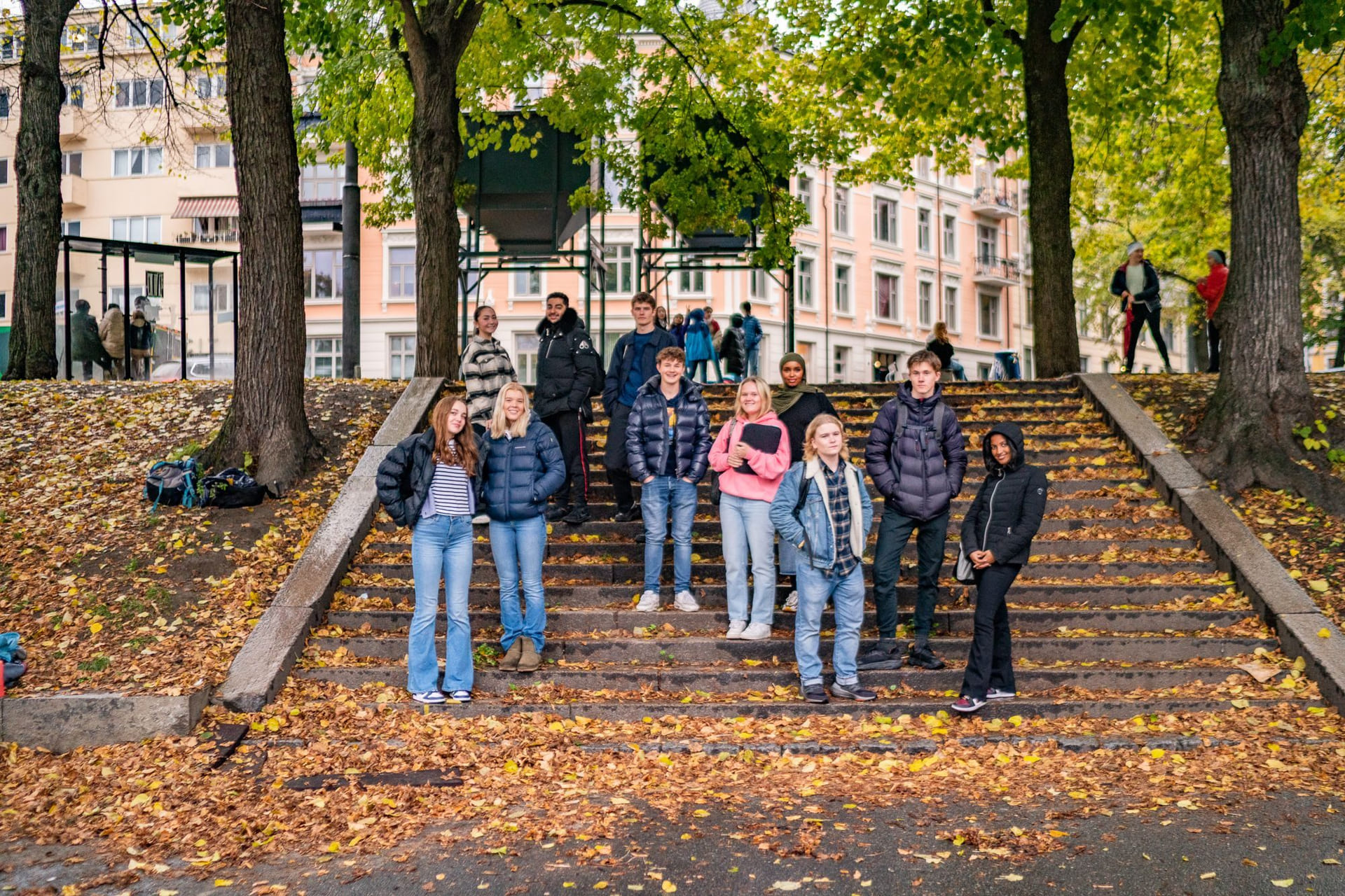 Elever på Akademiet står i en trapp utenfor Akademiet Videregående Skole