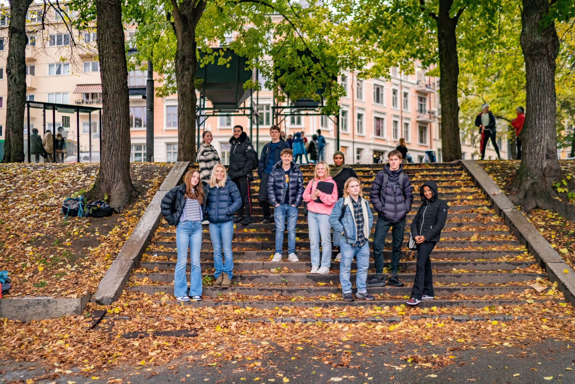 Elever på Akademiet står i en trapp utenfor Akademiet Videregående Skole