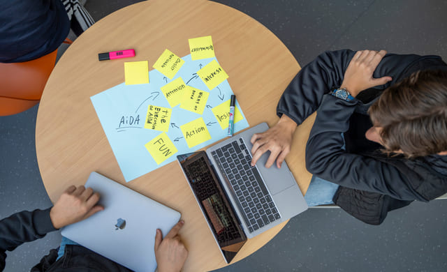 Elever bruker mac og postit lapper på Akademiet VGS Sandnes