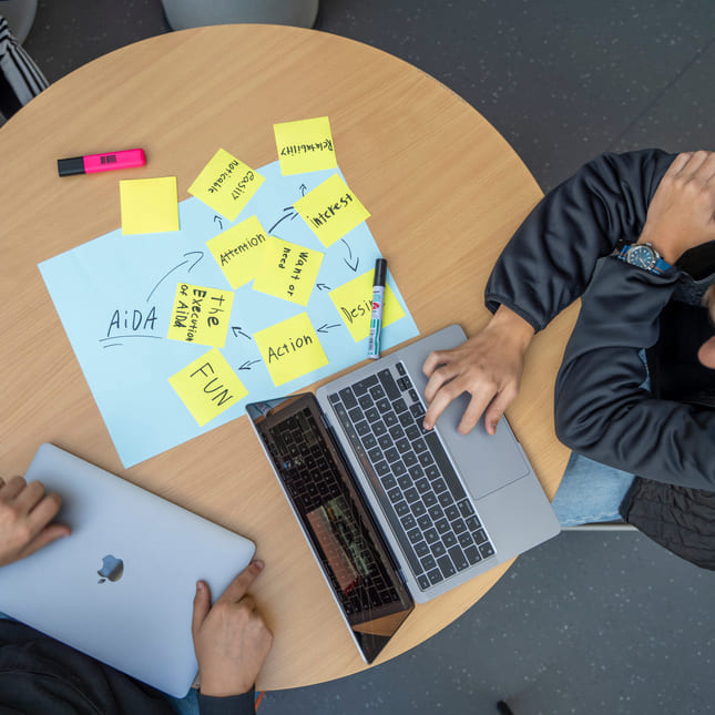 Elever bruker mac og postit lapper på Akademiet VGS Sandnes