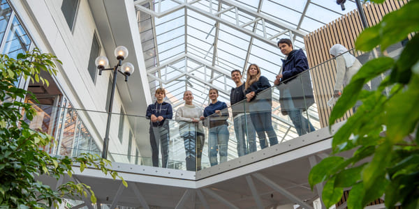 Elever står i øverste etasje på Akademiet VGS Sandnes