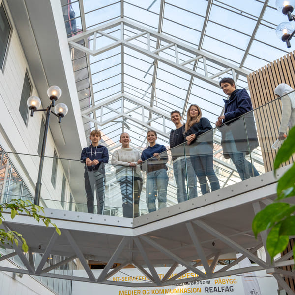 Elever står i øverste etasje på Akademiet VGS Sandnes