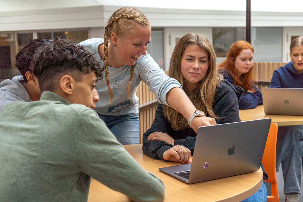 Elever og lærer på Akademiet VGS Sandnes i studietid