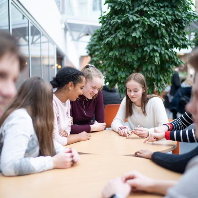 Elever sitter i fellesområdene på Akademiet VGS Sandnes