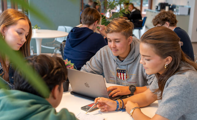 Elever jobber sammen i studietid på Akademiet.
