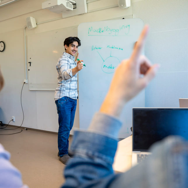 Elever underviser elever på Akademiet VGS Sandvika