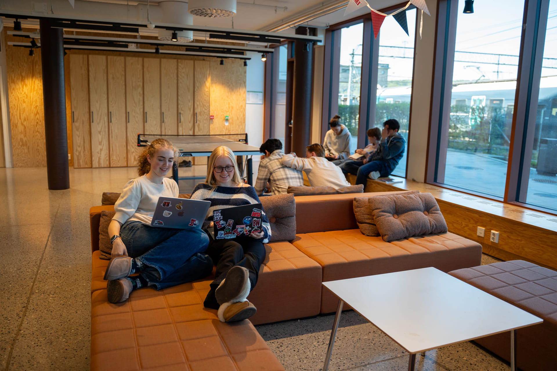 Elevene henger i 1.etasje på Akademiet VGS Sandvika