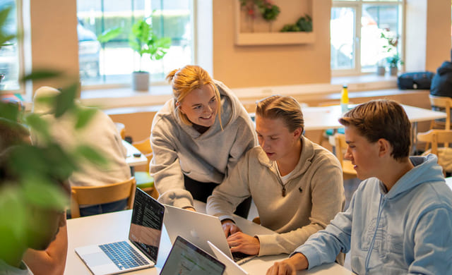 Elever på Akademiet VGS Ypsilon jobber med skolearbeid på biblioteket.