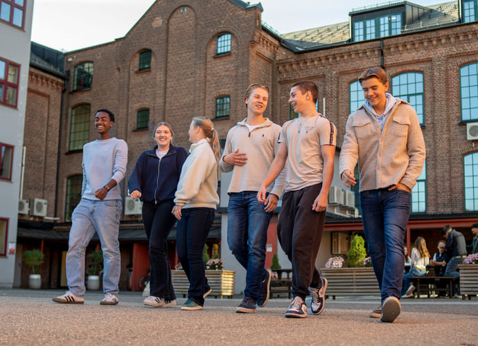 Elever går utenfor skolen ved Akademiet VGS Ypsilon