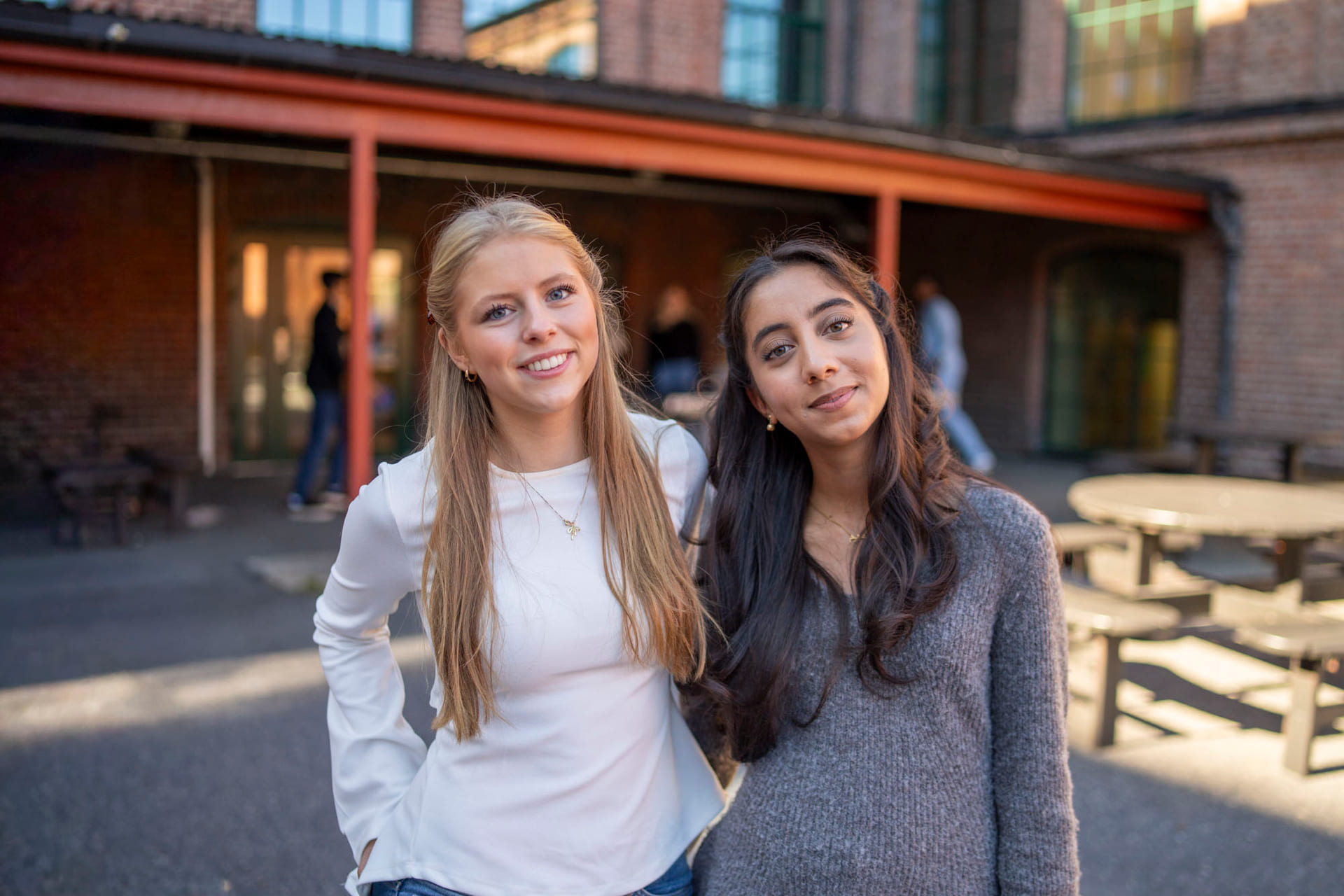 To elever smiler utenfor skolen