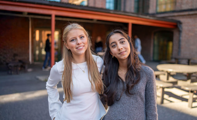 To elever smiler utenfor skolen