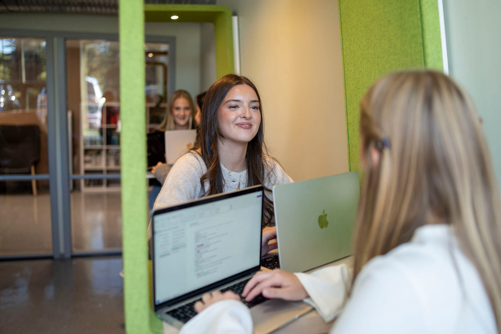 Elever på Akademiet VGS Ypsilon jobber med skolearbeid på biblioteket.