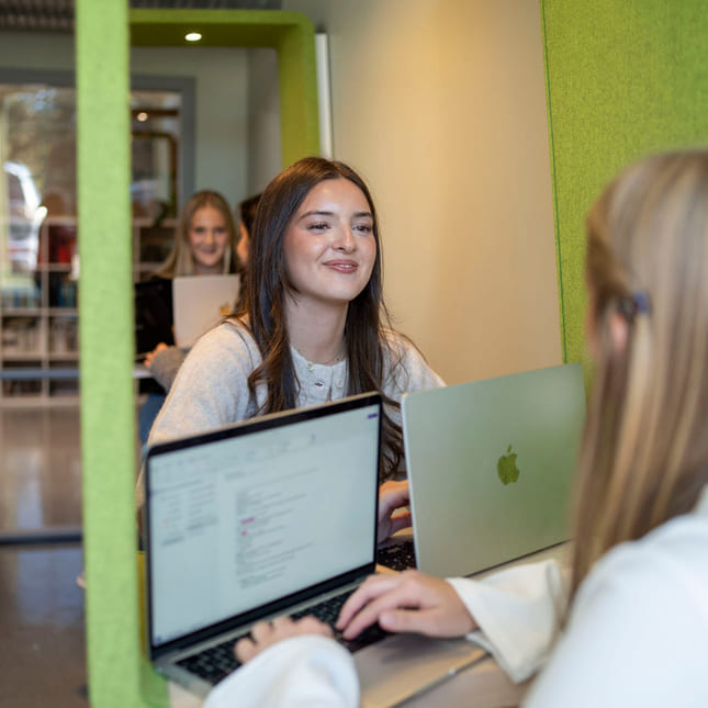 Elever på Akademiet VGS Ypsilon jobber med skolearbeid på biblioteket.
