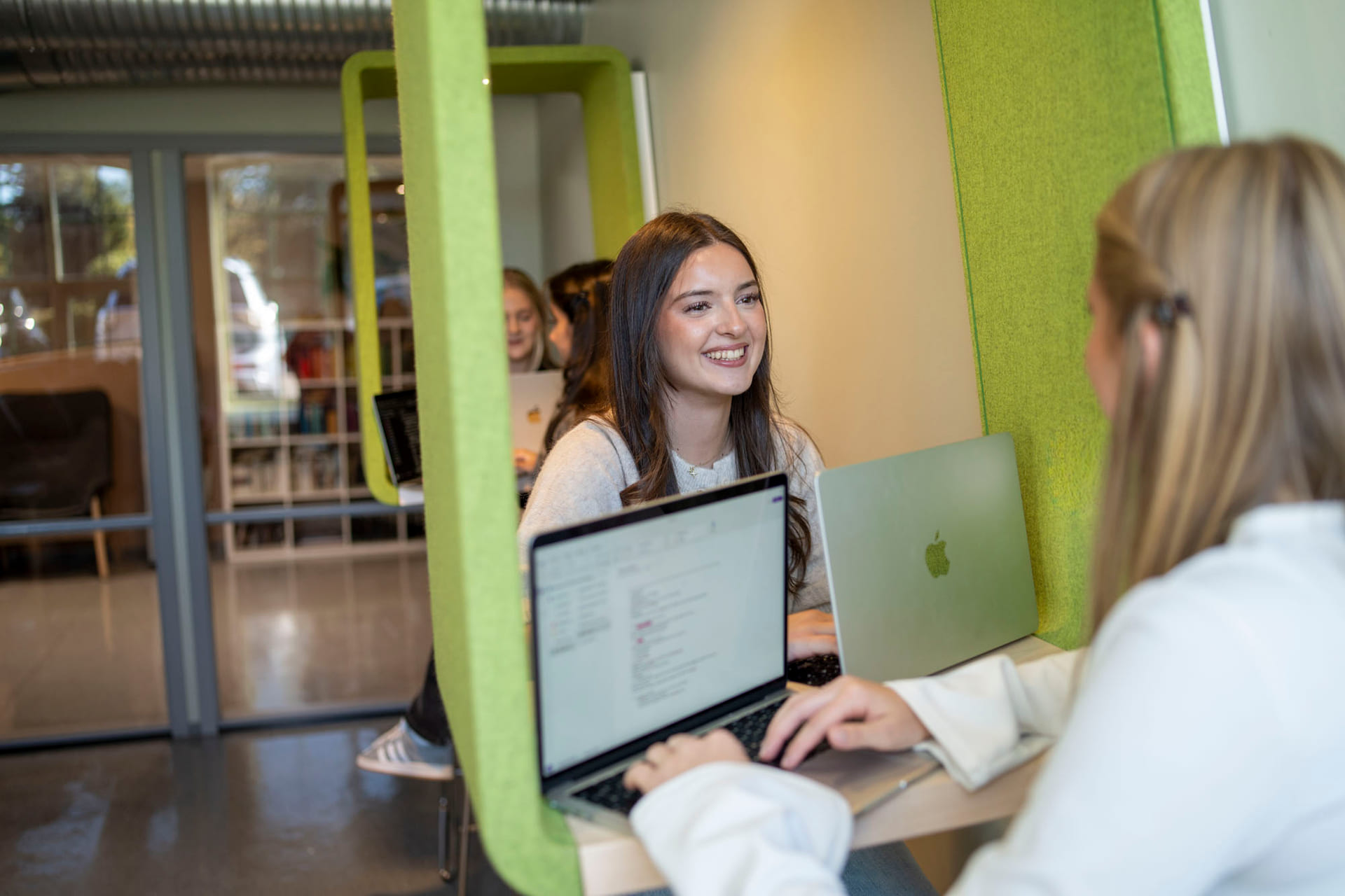 Elever på Akademiet VGS Ypsilon jobber med skolearbeid på biblioteket.